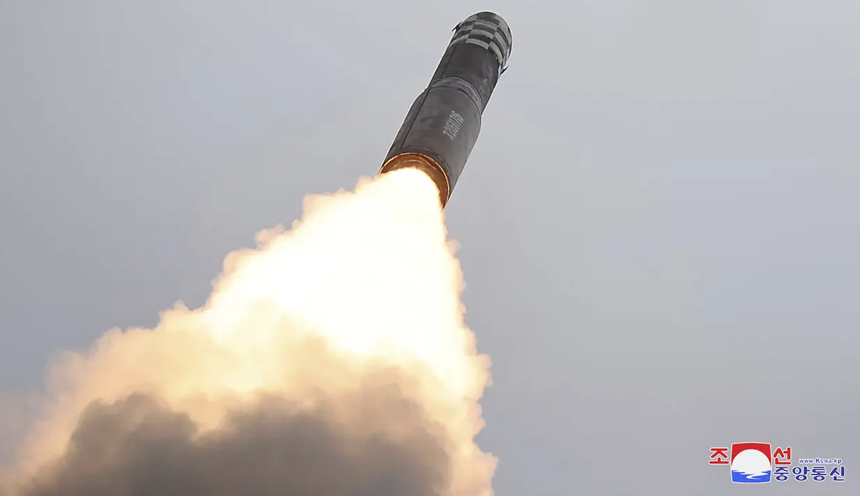 Menurut Kim Jong Un, uji coba ini merupakan bagian dari upaya Korea Utara untuk meningkatkan pertahanan diri terhadap bencana perang nuklir, serta tindakan bermusuhan dari Amerika Serikat (AS) dan Korea Selatan.  (Korean Central News Agency/Korea News Service via AP)