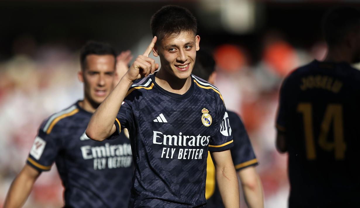 Pemain Real Madrid, Arda Guler melakukan selebrasi setelah mencetak gol ke gawang Granda pada laga lanjutan Liga Spanyol 2023/2024 di Nuevo Los Carmenes Stadium, Granada, Sabtu (11/05/2024). (AP Photo/Fermin Rodriguez)