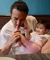 Potret Marcello Tahitoe Momong Anak