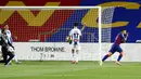 Striker Barcelona, Luis Suarez, melakukan selebrasi usai membobol gawang Espanyol pada laga La Liga di Stadion Camp Nou, Rabu (8/7/2020). Barcelona menang 1-0 atas Espanyol. (AP/Joan Monfort)
