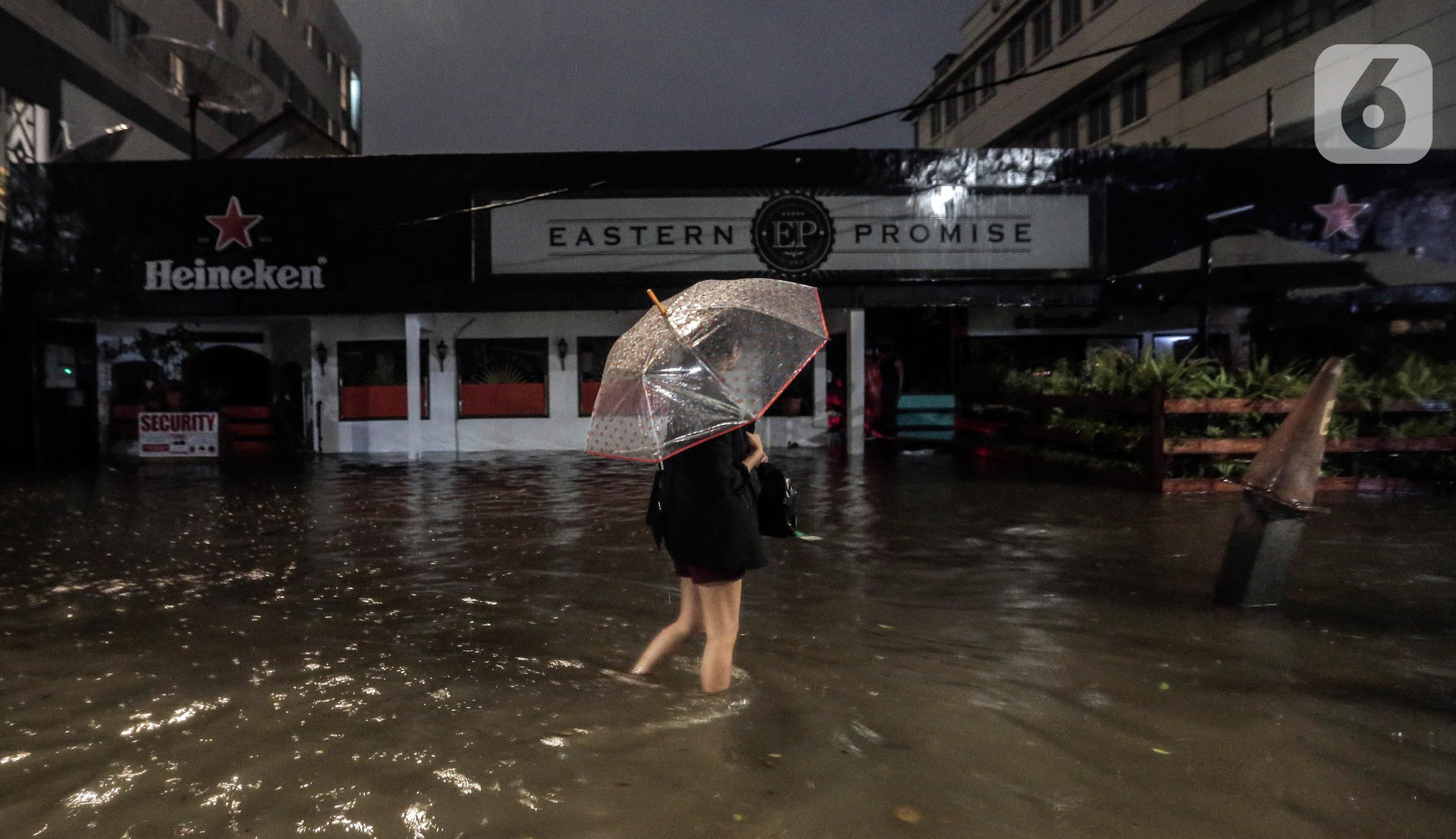 Guyuran Hujan Rendam Jalan Kemang Raya