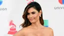 Presenter TV, Chiqui Delgado berpose untuk fotografer di atas karpet merah ajang penghargaan tahunan Latin Grammy Awards ke-17 di Las Vegas, Nevada, Kamis (17/11). (Ethan Miller/Getty Images/AFP)