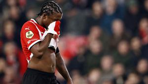 Bek PSV asal Belanda #03, Tyrell Malacia, bereaksi selama pertandingan Eredivisie Belanda antara PSV Eindhoven dan Willem II di Stadion Phillips di Eindhoven, Minggu dini hari WIB (9-2-2025). (MAURICE VAN STEEN/ANP/AFP)