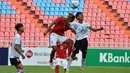 Duel pemain Timnas Indonesia U-16, Ahmad Rusadi dengan pemain Timor Leste U-16 pada laga grup G Piala AFC U-16 di Stadion Rajamangala, Bangkok, Senin (18/9/2017). Timnas Indonesia U-16 menang 3-1. (Bola.com/PSSI)