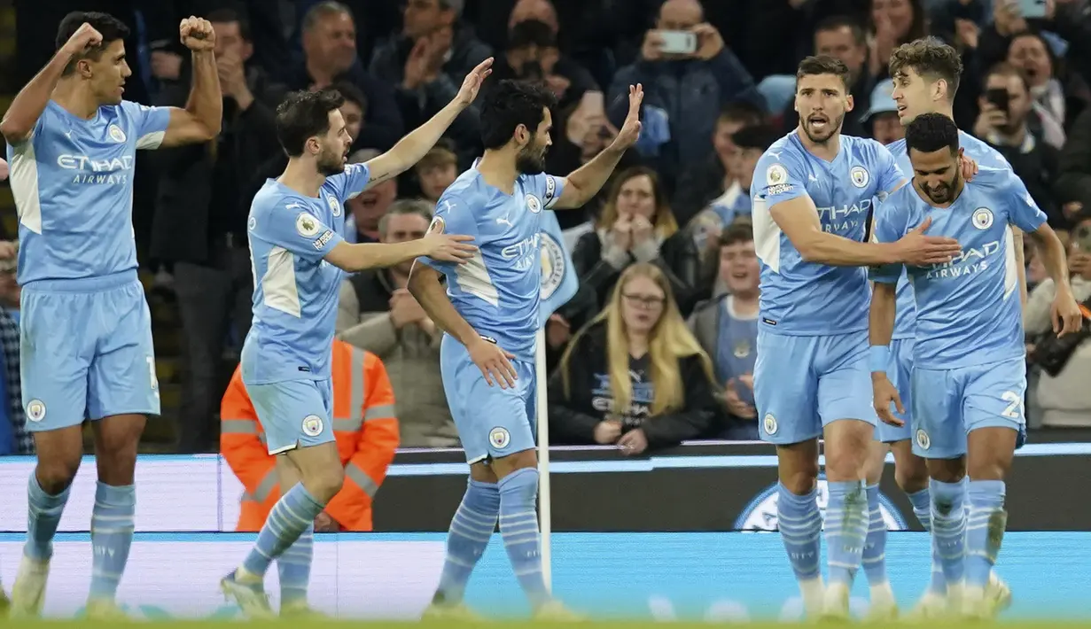 Pemain Manchester City Riyad Mahrez (kanan) melakukan selebrasi usai mencetak gol ke gawang Brighton and Hove Albion pada pertandingan sepak bola Liga Inggris di Etihad Stadium, Manchester, Inggris, 20 April 2022. Manchester City menang 3-0. (AP Photo/Dave Thompson)