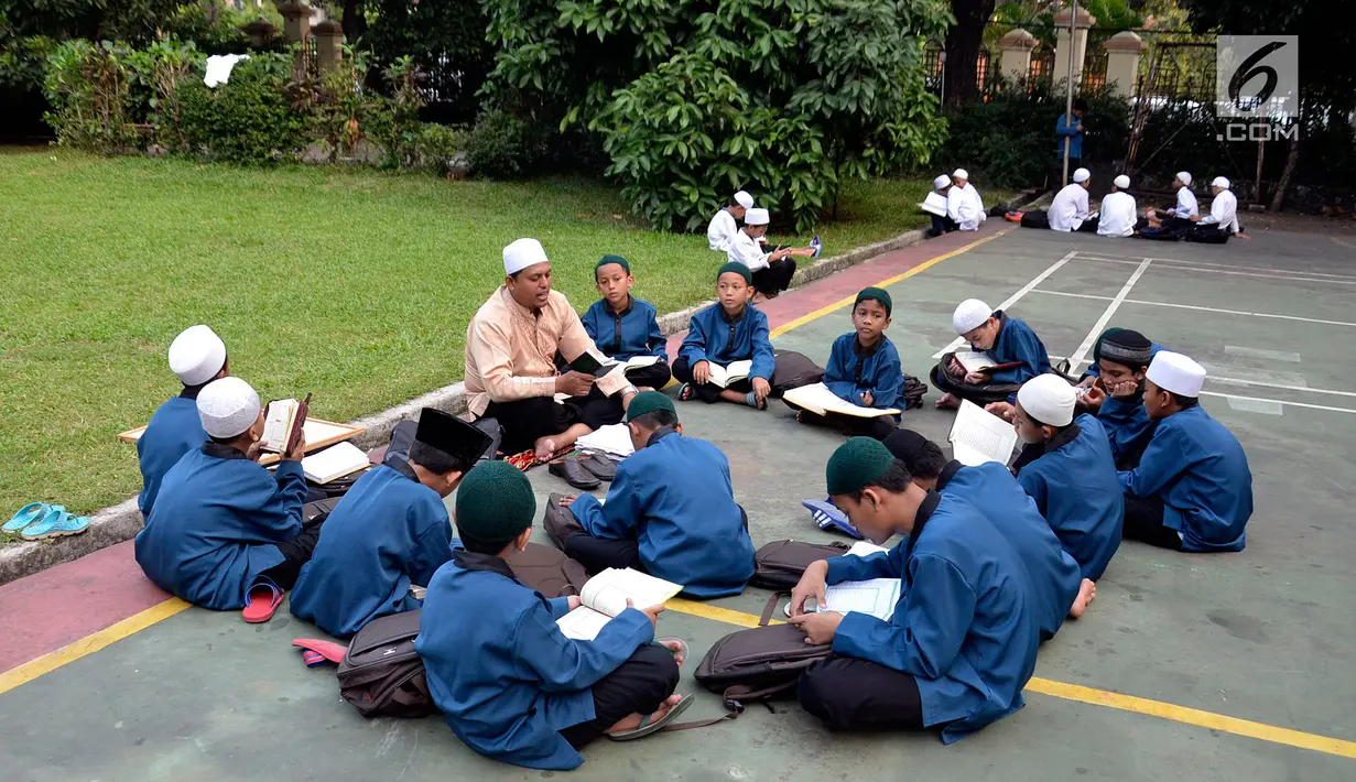 Siswa menghafal Alquran saat mengikuti Pesantren Ramadhan di Masjid Sunda Kelapa, Jakarta, Jumat (9/6). Cap Kaki Tiga memperingati HUT ke-80 tahun  dengan membagikan takjil kepada 10.000 anak Yatim dan Dhuafa. (Liputan6.com/Johan Tallo)