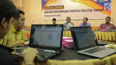 Sejumlah anggota partai politik mengikuti sosialisasi sistem informasi partai politik tahap III di Gedung KPU, Jakarta, Jumat (15/9). Sosialisasi digelar untuk mempertajam pemahaman partai akan penggunaan sipol tersebut. (Liputan6.com/Faizal Fanani)