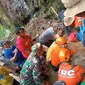 Proses evakuasi korban tertimbun tanah longsor di Kelurahan Gombengsari Banyuwangi (Istimewa)