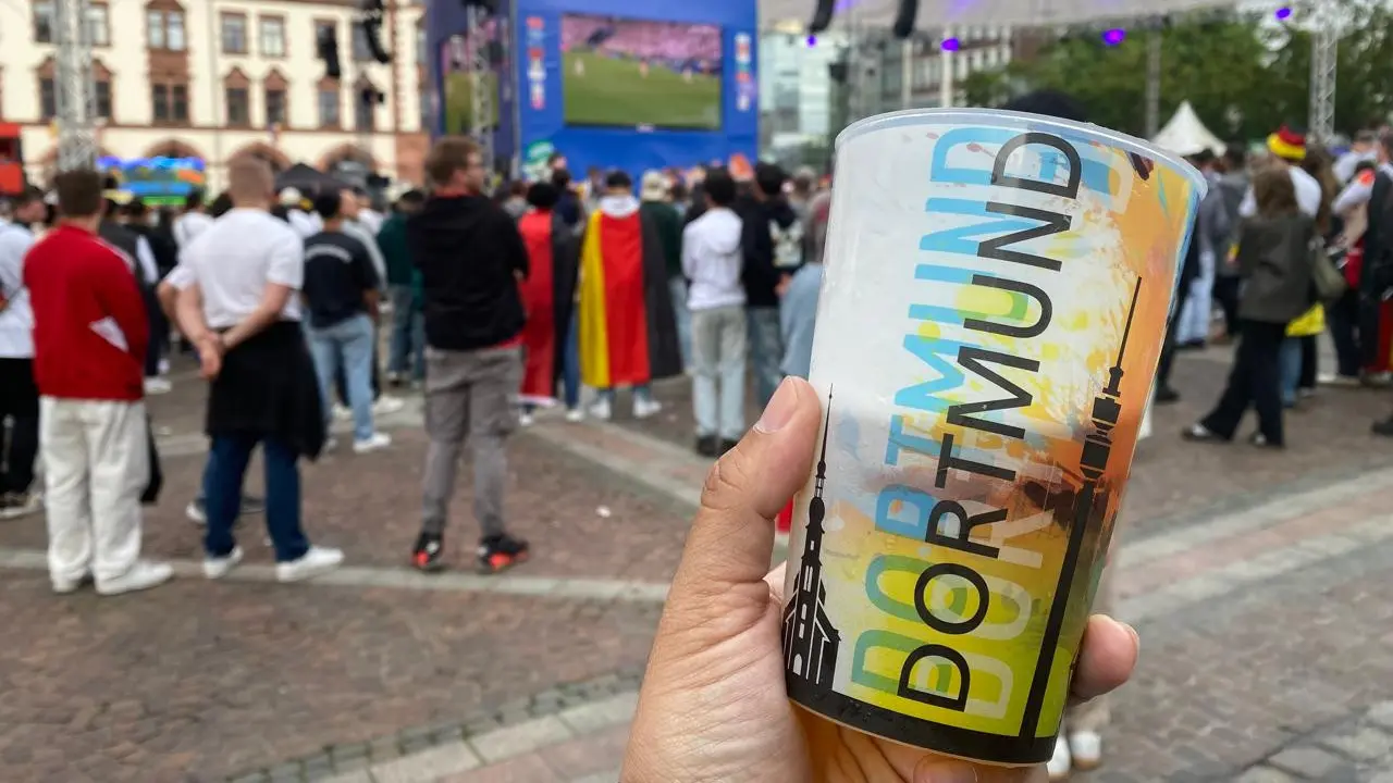 Gelas bir di fan zone Friedenplatz, Dortmund
