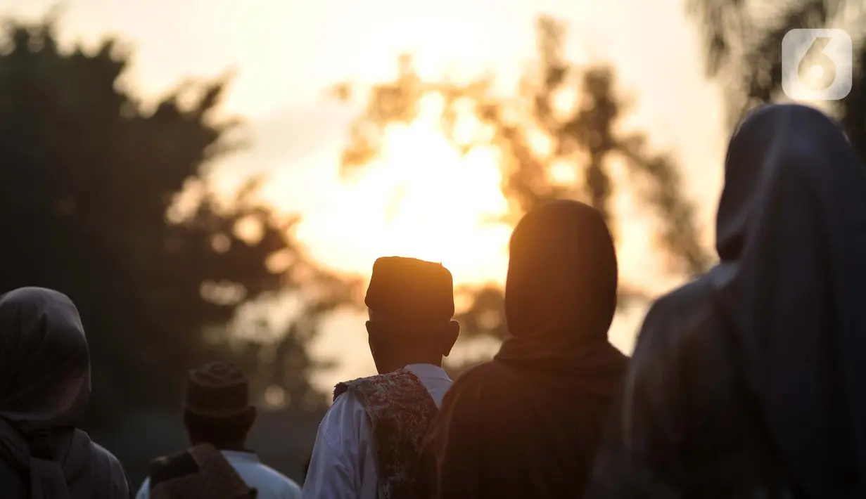 <p>Umat muslim saat tiba untuk mengikuti sholat Idul Fitri 1443 Hijriah di kawasan Jatinegara, Jakarta Timur, Senin (2/5/2022). Setelah sempat ditiadakan selama dua tahun akibat pandemi Covid-19, Simpang Jatinegara kembali digunakan warga untuk menggelar salat Idul Fitri. (merdeka.com/Iqbal S. Nugroho)</p>