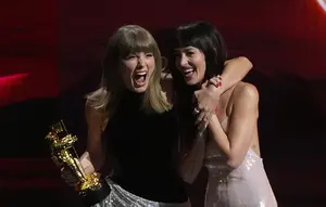 Taylor Swift Beri Kejutan Ulang Tahun untuk Dakota Johnson, Mendadak Tampil di SNL