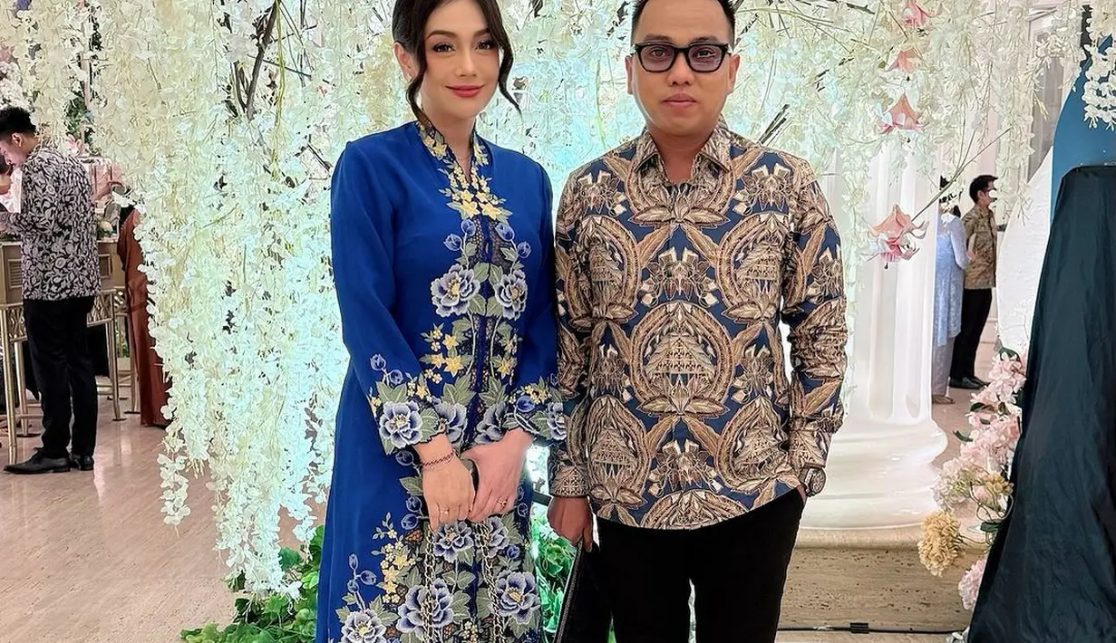 Terlihat juga kehadiran Celine Evangelista yang mengenakan kebaya encim panjang berwarna electric blue. [@tissabiani].