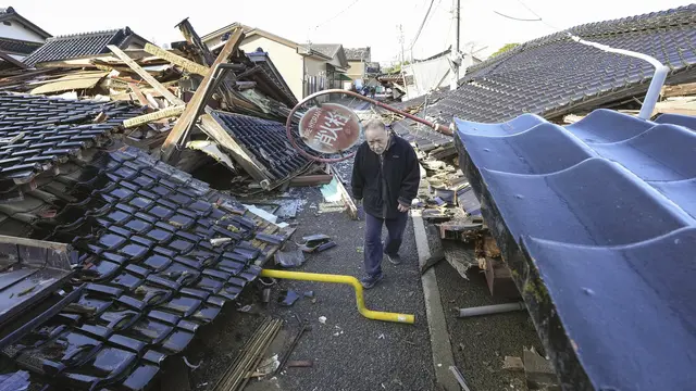 Tim penyelamat berpacu dengan waktu untuk mencari korban selamat gempa Jepang