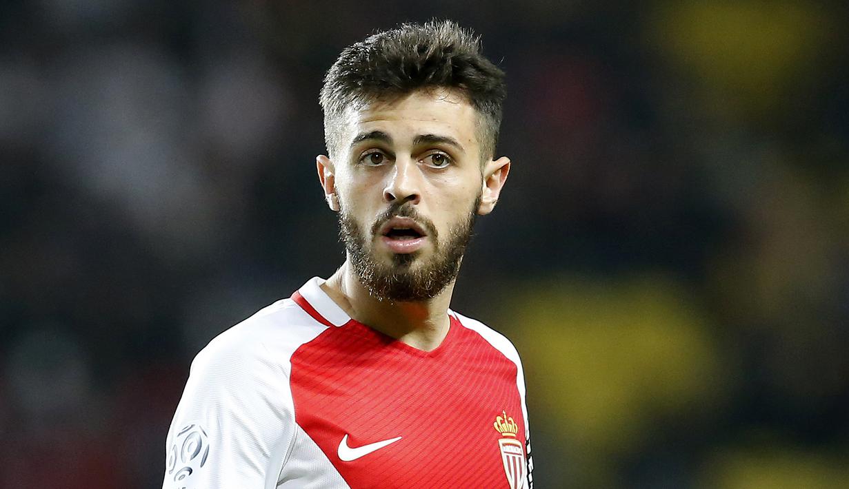 Gelandang AS Monaco, Bernardo Silva, saat pertandingan melawan Lille pada laga lanjutan Liga 1 di Stadion Louis II, Prancis, (14/05/2017). (EPA/Sebastien Nogier)