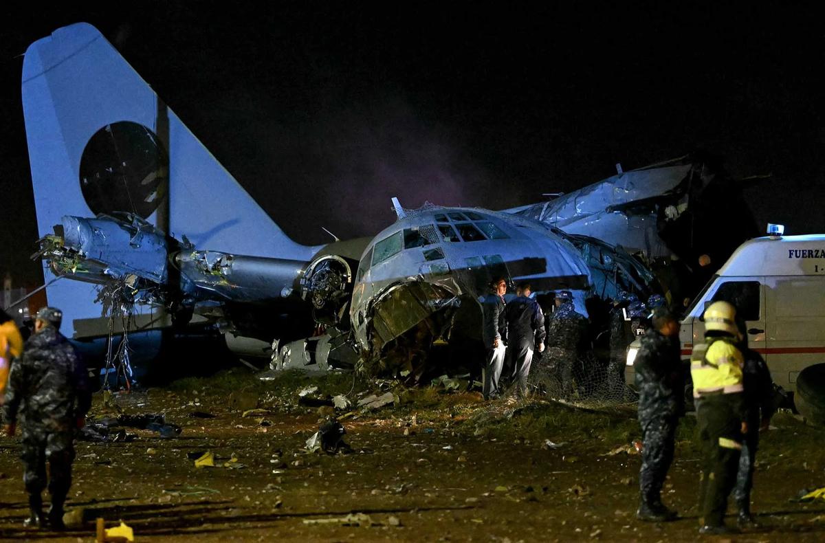 FOTO: Pesawat Militer Pembawa Uang Jatuh di Bolivia, 15 Orang Tewas
