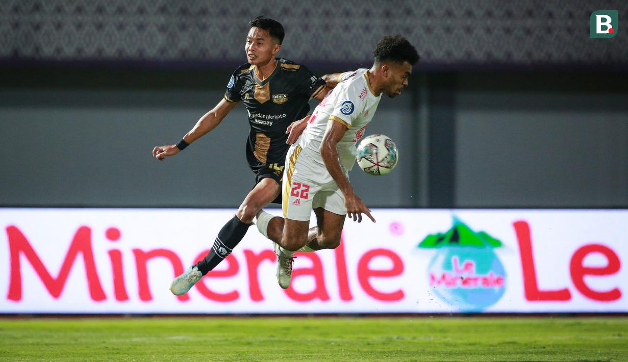 Pemain Dewa United FC, Bhudiar Muhammad Riza (kiri) berebut bola dengan pemain PSM Makassar, Yakob Sayuri saat laga pekan ke-10 BRI Liga 1 2022/2023 antara Dewa United FC melawan PSM Makassar di Stadion Indomilk Arena, Tangerang, Kamis (15/9/2022). (Bola.com/Bagaskara Lazuardi)