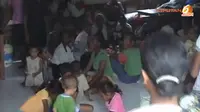 [VIDEO] Kelaparan, Korban Banjir NTT Makan Kelapa Mentah