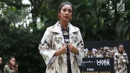 Model mengenakan busana rancangan desainer Tities Sapoetra di Jakarta, Kamis (13/9). Tities diundang oleh Fashion Division untuk menunjukkan hasil rancangannya pada Fashion Division Paris Fashion Show Spring Summer 2019. (Liputan6.com/Immanuel Antonius)