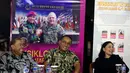 Letjen Purn Safzen Noerdin, Penulis Buku Mayjen TNI Bambang Suswantono, dan Ambar Wulan menjadi pembicara pada peluncuran buku Ensiklopedia Korps Marinir TNI AL di Lapangan Brigif - 2 Mar Cilandak, Jakarta, Kamis (16/11) (Liputan6.com/JohanTallo)