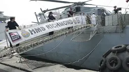 Berlabuhnya kapal Angkatan Laut Kerajaan Inggris, HMS Richmond sebagai bagian dari kunjungan diplomatik untuk mempererat kerja sama pertahanan dan pertukaran budaya dengan Indonesia. (AP/Tatan Syuflana)
