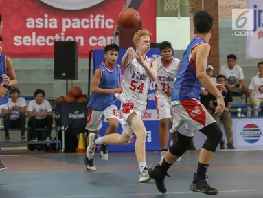 Pebasket putra bertanding pada final penyisihan Jr. NBA Global Championship Asia Pacific Selection Camp di Universitas Pelita Harapan (UPH), Tangerang, Minggu (16/6/2019). Penyisihan yang diikuti 68 peserta dari sepuluh negara akan dipilih mewakili Asia-Pasifik. (Liputan6.com/Fery Pradolo)