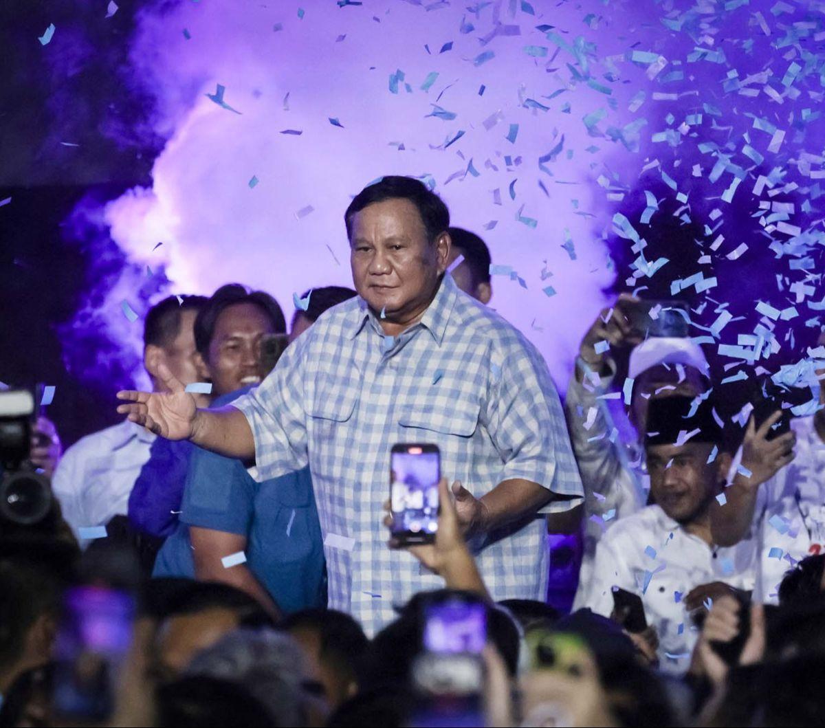 Pasangan calon presiden-calon wakil presiden nomor urut 2, Prabowo Subianto dan Gibran Rakabuming Raka menyampaikan pidato kemenangan hasil hitung cepat atau quick count Pilpres 2024 di Istora Senayan, Jakarta, Rabu (14/2/2024).&nbsp;YASUYOSHI CHIBA/AFP