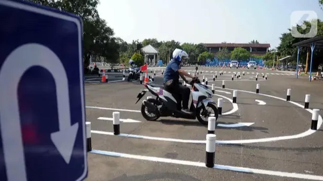 Kakorlantas Irjen Firman Santyabudi mengingatkan, Pemohon Surat Izin Mengemudi (SIM) sudah tidak diperbolehkan membayar biaya administrasi penerbitan SIM secara tunai.