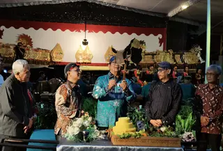 Wakil Menteri Transmigrasi Viva Yoga Mauladi menyerahkan tokoh wayang sebagai bagian dari tradisi Kementerian Transmigrasi