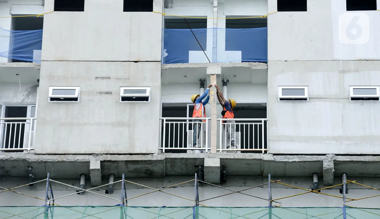 Pekerja menyelesaikan pembangunan apartemen di Stasiun Tanjung Barat, Jakarta, Sabtu (22/2/2020). Ketersediaan sarana yang memadai serta lokasi yang strategis menjadi alasan utama. (merdeka.com/Imam Buhori)