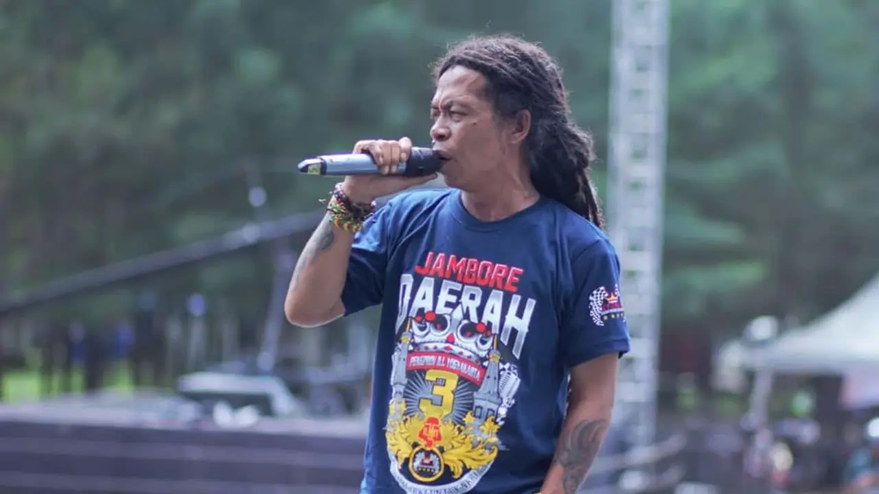 Potret gaya rambut gondrong gimbal Cak Sodiq Monata