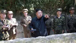 Pemimpin Korea Utara, Kim Jong Un (tengah) saat melakukan pemeriksaan pos polisi sipil yang berada di bawah KPA Satuan 171, (15/7/2014). (REUTERS/KCNA)