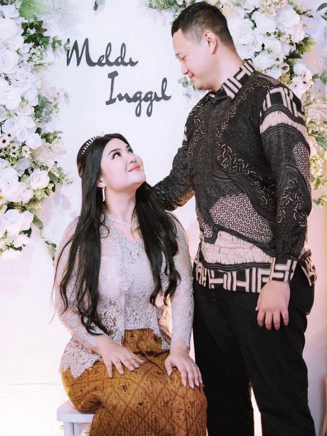 6 Potret Lamaran Rosa Meldianti Keponakan Dewi Perssik, Calon Suami Berprofesi Pilot