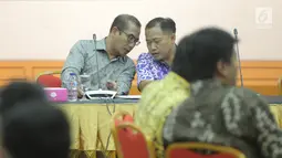 Komisioner Hasyim Asy'ari (kiri) menghadiri sosialisasi sistem informasi partai politik tahap III di Gedung KPU, Jakarta, Jumat (15/9). Sosialisasi digelar untuk mempertajam pemahaman partai akan penggunaan sipol tersebut. (Liputan6.com/Faizal Fanani)