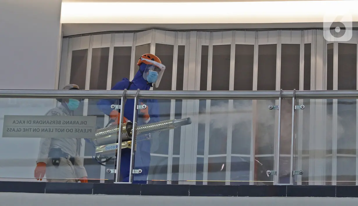 Petugas pemadam kebakaran Kota Depok bersiap melakukan penyemprotan disinfektan di Mal Margo City, Depok, Sabtu (22/08/2020). Penyemprotan dilakukan menyusul  adanya 15 pegawai di gerai perbelanjaan Giant Margo City yang positif COVID-19. (Liputan6.com/Herman Zakharia)