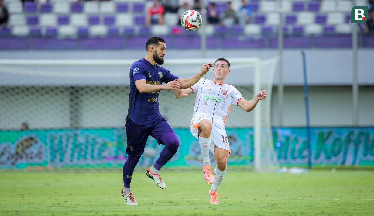 Ini merupakan sikap respek Javlon untuk mantan klubnya, Borneo FC. Seperti diketahui, pemain yang kini berposisi sebagai gelandang bertahan tersebut pernah membela Pesut Etam dari musim 2019/2020 hingga pertengahan musim 2022/2023. (Bola.com/Bagaskara Lazuardi)