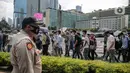 Ratusan imigran Afghanistan jalan kaki menuju Kedubes Kanada di Jakarta, Senin (13/12/2021). Dengan membawa spanduk dan poster, mereka menuntut UNHCR dan IOM segera memproses penempatan mereka ke negara tujuan seperti Kanada, Australia, Selandia Baru maupun AS. (Liputan6.com/Faizal Fanani)