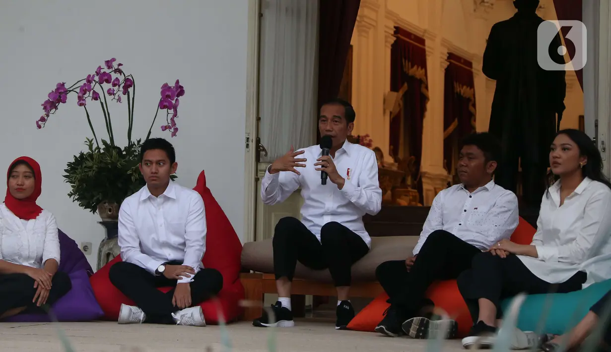 Presiden Joko Widodo mengenalkan staf khusus di Istana Merdeka, Jakarta, Kamis (21/11/2019). Staf khusus baru kalangan milenial Mantan Ketua Pergerakan Mahasiswa Islam Indonesia/PMII Aminuddin Ma'ruf, Peraih beasiswa kuliah di Oxford Billy Gracia Yosaphat Mambrasar. (Liputan6.com/Angga Yuniar)