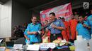 Kepala BNN Komjen Budi Waseso menunjukkan barang bukti beserta tersangka terkait kasus penyelundupan narkoba jaringan internasional di Kantor BNN, Jakarta, Selasa (10/10). BNN bongkar 4 sindikat narkoba jaringan internasional. (Liputan6.com/Faizal Fanani)