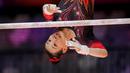 Pesenam China, Yang Fanyuwei beraksi pada nomor palang bertingkat kategori final aparatus putri Kejuaraan Dunia Gimnastik 2025 di Indonesia Arena, Senayan, Jakarta, Jumat (24/10/2025). (Bola.com/Bagaskara Lazuardi)