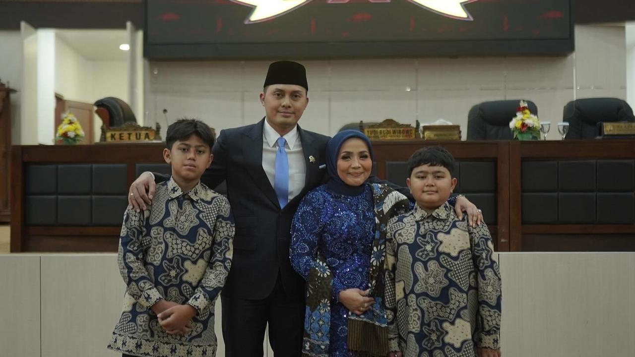 Potret Muzdalifah Dampingi Sang Suami yang Resmi Dilantik jadi Anggota DPRD Provinsi Banten