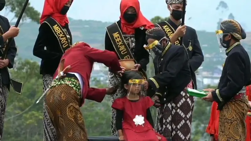 Prosesi ruwat atau pemotongan rambut gimbal dalam Dieng Culture Festival, di Dieng, Banjarnegara, Jawa Tengah. (Foto: Liputan6.com/Pokdarwis Dieng Kulon)