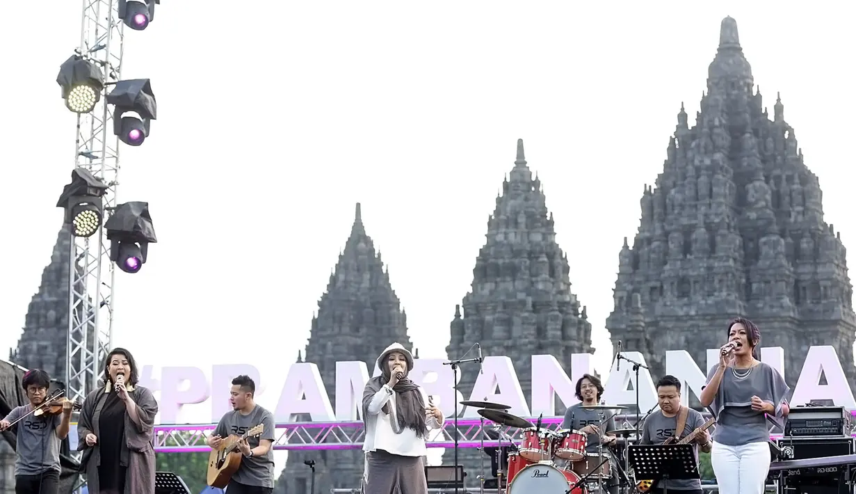Trio Rida Sita Dewi (RSD) saat tampil di atas panggung Prambanan Jazz Festival 2019 di Pelataran Candi Prambanan, Yogyakarta, Sabtu (6/7/2019). Trio RSD tampil memukau membawakan delapan lagu andalan dari empat album sejak 1994. (Fimela.com/Bambang E.Ros)