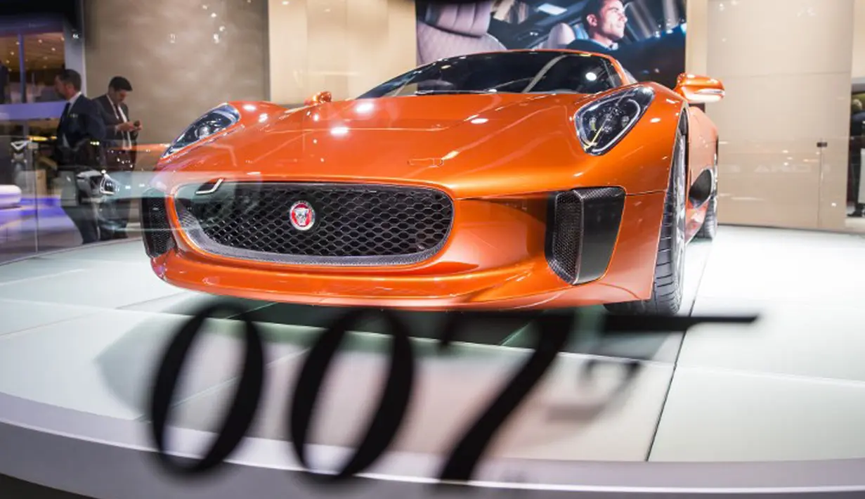 Sportcar Jaguar C-X75 yang akan hadir dalam film James Bond terbaru, `Spectre` ikut dihadirkan di Frankfurt Motor Show (IAA) 2015, Jerman (16/9/2015). Dalam adegan film Spectre, mobil tersebut akan dikendarai oleh Dave Bautista (Reuters/ Odd Andersen)