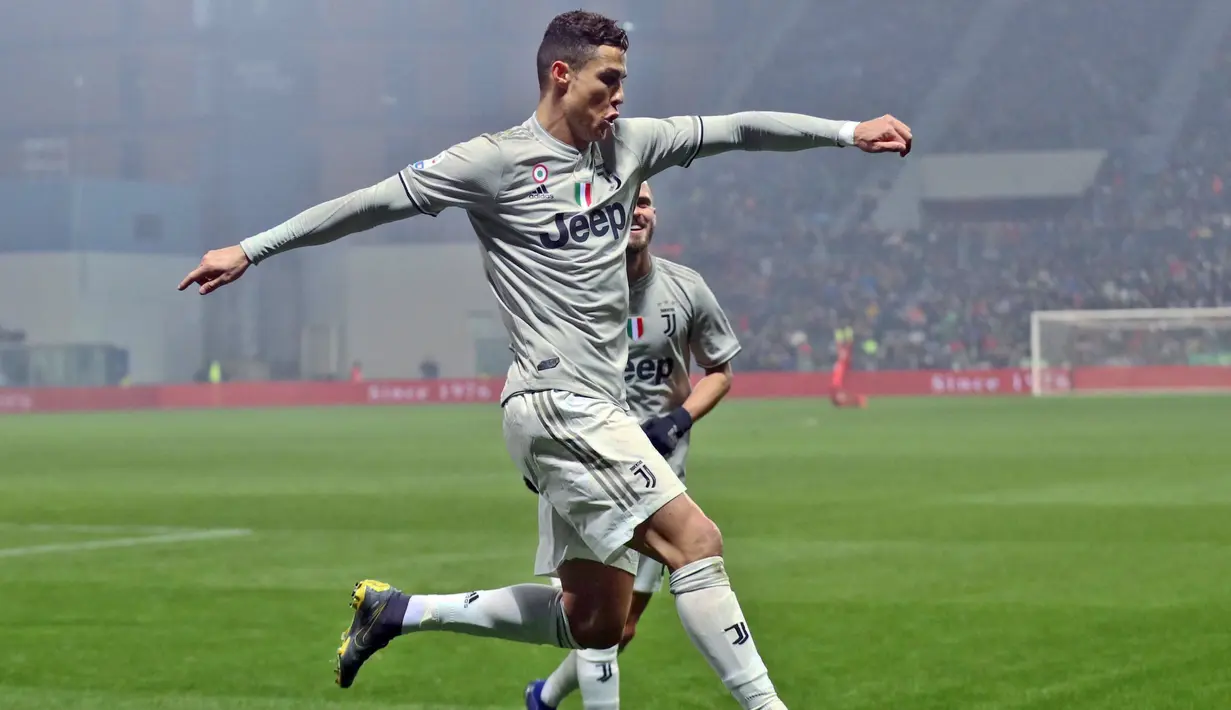 Striker Juventus, Cristiano Ronaldo, melakukan selebrasi usai membobol gawang Sassuolo pada laga Serie A di Stadion Mapei, Minggu (10/2). (AP/Elisabetta Baracchi)