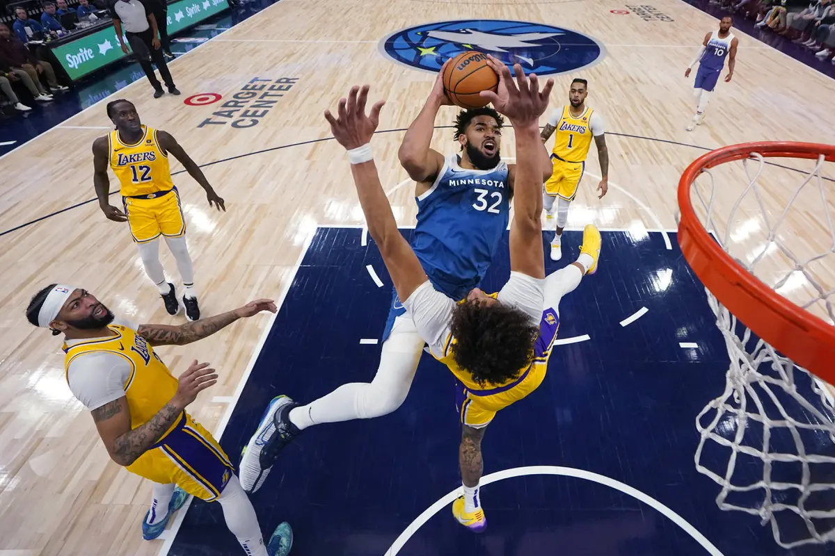 Karl Anthony Town menerobos pertahanan Lakers di lanjutan NBA