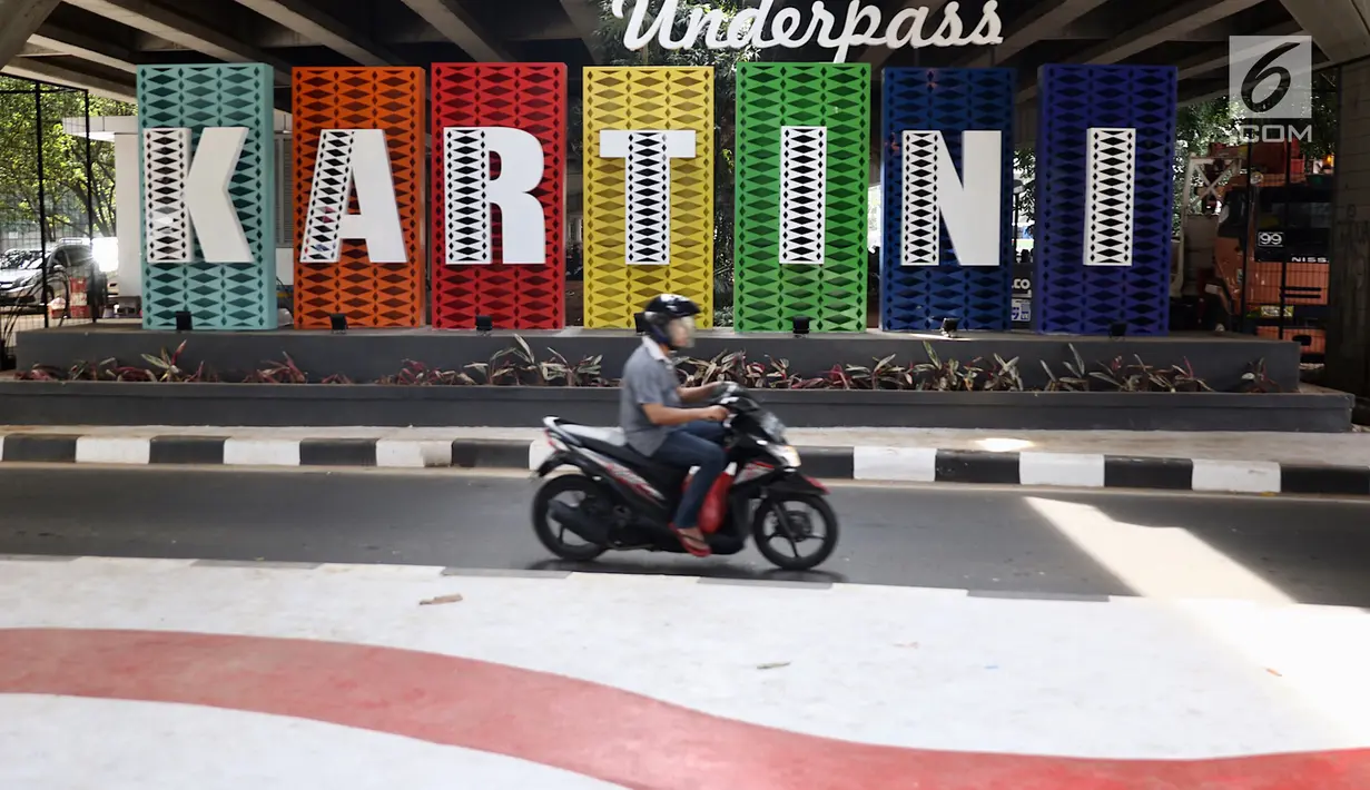 Plang nama underpass Kartini yang dipampang di kawasan Lebak Bulus, Jakarta Selatan, Jumat (23/2). Underpass Kartini, Lebak Bulus, Jakarta Selatan, telah dibuka untuk dilakukan uji coba pada Selasa (20/2/2018). (Liputan6.com/Immanuel Antonius)