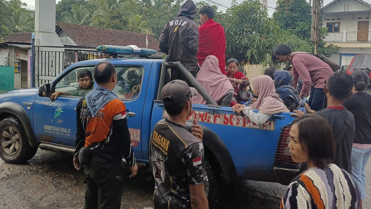 Kementerian Sosial (Kemensos) RI menyalurkan bantuan bagi korban bencana tanah longsor dan banjir bandang di Kabupaten Sukabumi, Jawa Barat.