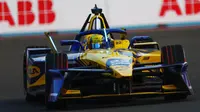 Lola Yamaha ABT Formula E Team ikut ambil bagian pada seri Jakarta, Sabtu (21/6/2025) pagi WIB. (Bola.com/Muhammad Adi Yaksa)