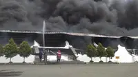 Pabrik plastik di Bekasi terbakar (Fernando Purba/Liputan6.com)