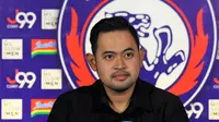 Presiden Arema FC, Gilang Widya Pramana, menyampaikan ide untuk selesaikan dualisme Arema. (Bola.com/Iwan Setiawan)